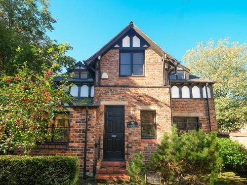 Detached House with Gated Parking in Whalley Range, Near Manchester City Centre