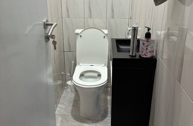 DETACHED HOUSE WITH GARDEN IN QUIET, SAFE STREET CLOSE TO SHOPS