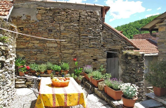 Casa unifamiliar con jardín en el interior de Liguria 8047-LT-0015