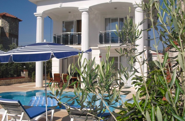 Villa espaciosa de lujo independiente con piscina privada en zona tranquila