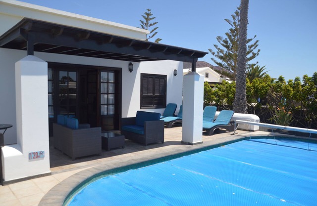 Villa de lujo independiente rodeada de bellos jardines con una piscina climatizada privada