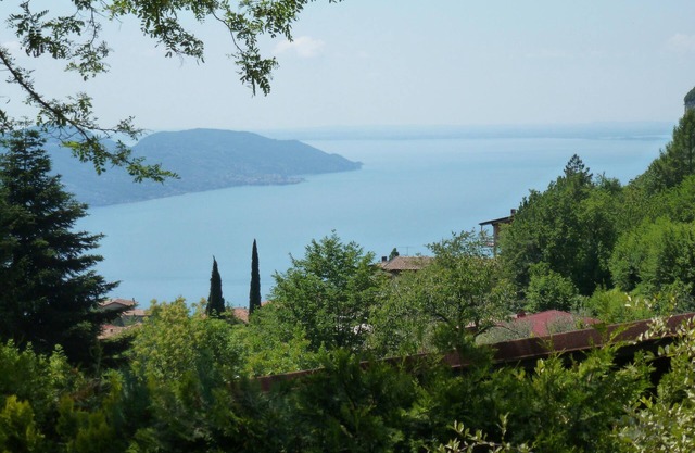 Independiente casa soleada con vistas al lago y montaña, piscina, estufa de pellets
