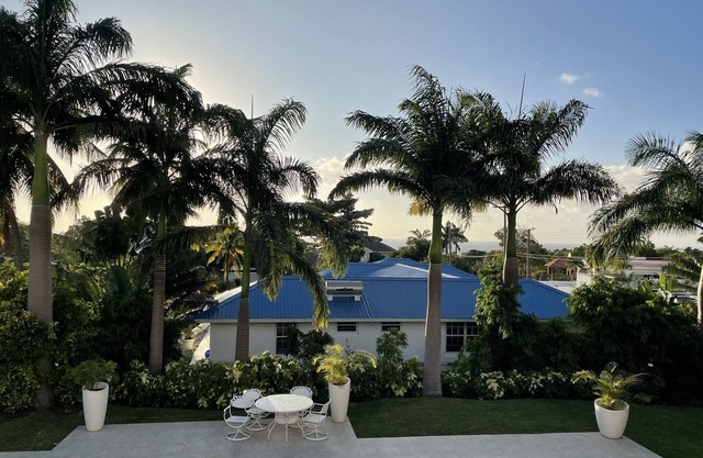 Chalet independiente en la costa oeste con piscina cerca de la playa, restaurantes y tiendas