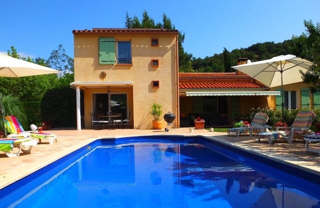 This villa is a 4 bedroom(s), 3.5 bathrooms, located in Reynes, thth.