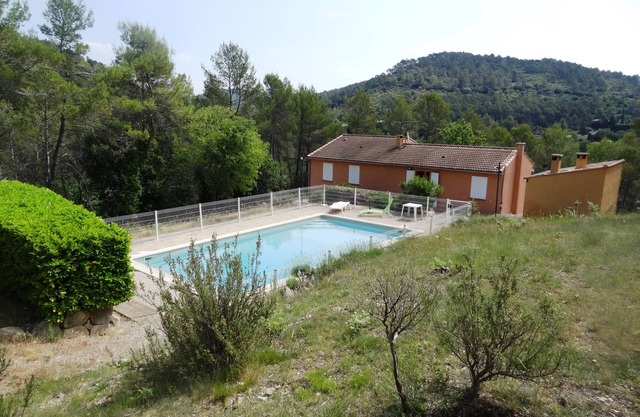 Chalet independiente con piscina compartida y cocina de verano.