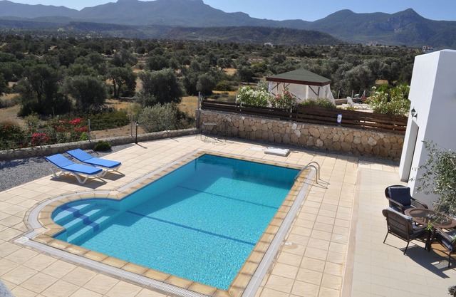 Villa independiente con piscina privada y magníficas vistas ininterrumpidas al mar y la montaña