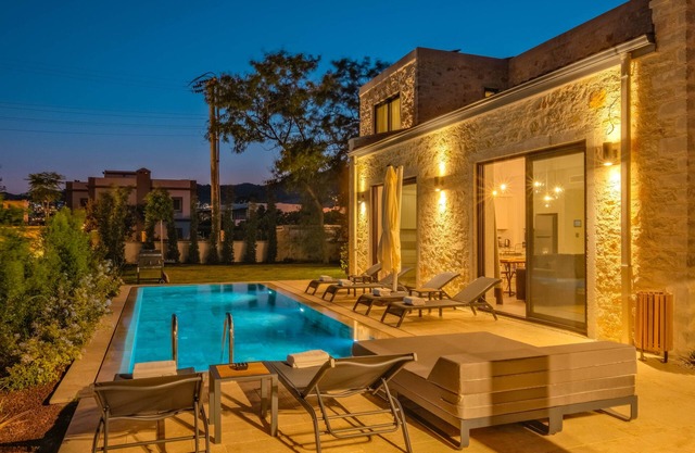 Detached Villa with Private Pool 5 min to the Beach and City Centre