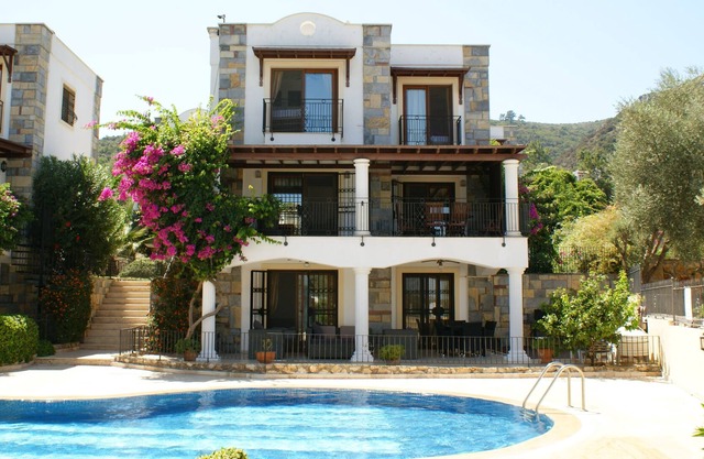 Villa independiente con piscina compartida