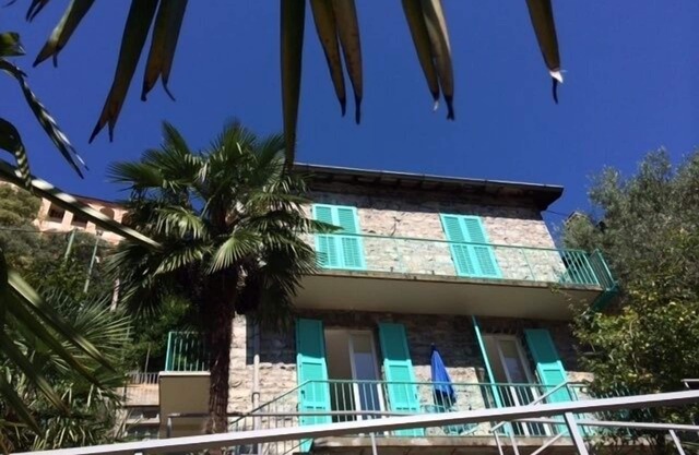 Casa de pueblo independiente con jardín y vistas al lago y las montañas. Cerca del lago