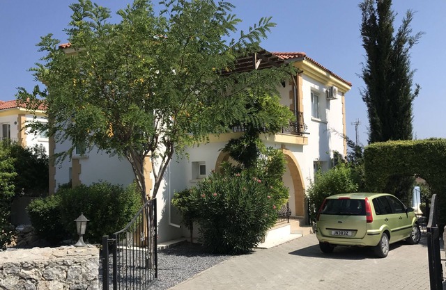 Villa independiente con piscina con vistas a la montaña y al mar