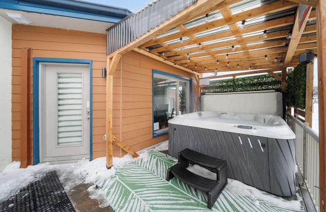 Detente au bord du fleuve | Condo with Spa