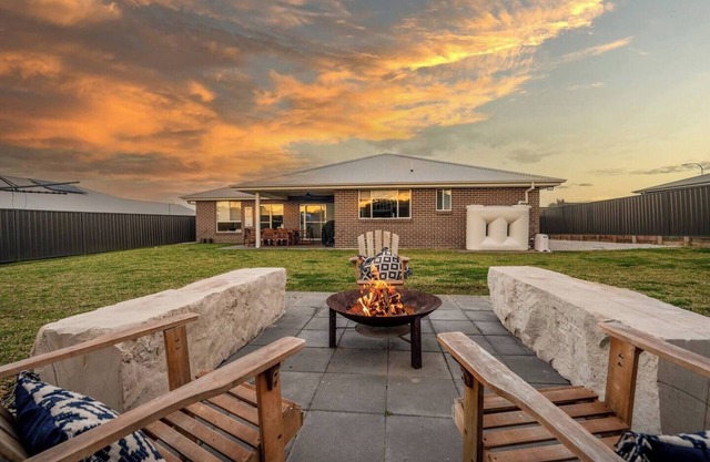 Devan House An Entertainers Retreat Close to Town