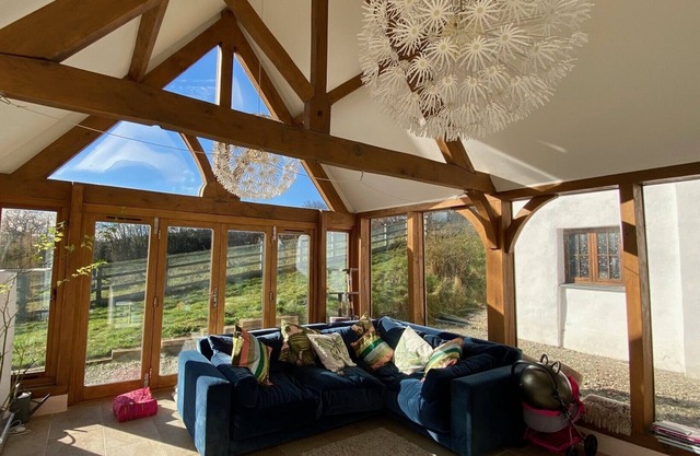 Devon / Cornwall border cottage, family friendly & picturesque