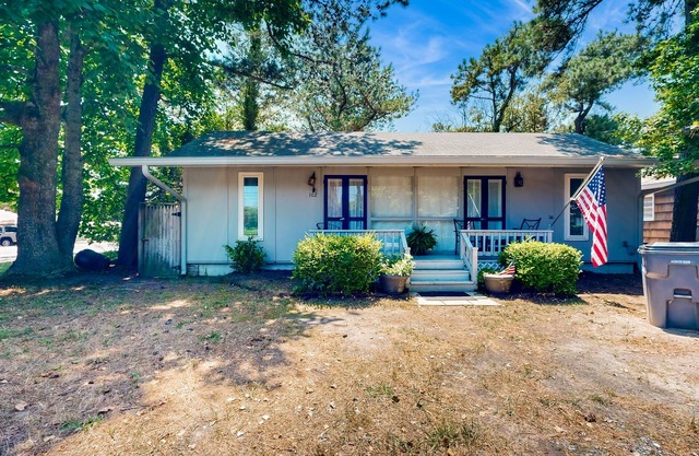 Dewey Beach cottage 1 block from the beach, dog friendly
