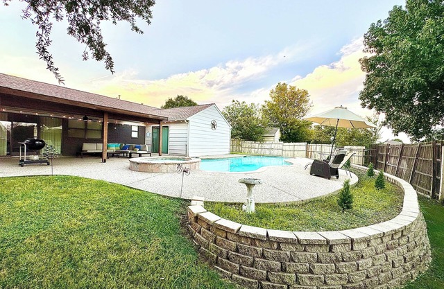 DFW Retreat Pool, Spa & Minutes to Dallas & Fort Worth