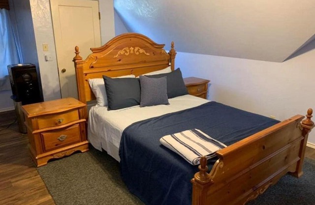 Diamond Apartment with GYM - 2 miles to Fort Sill & just blocks to downtown!