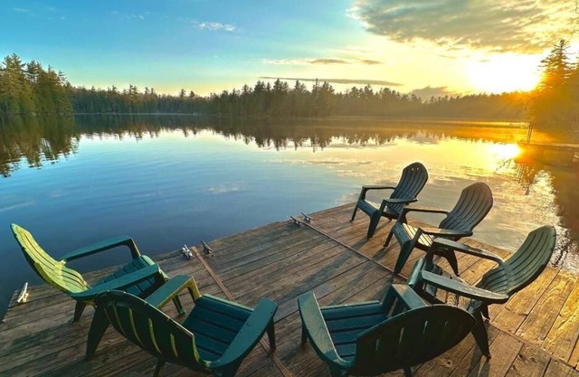 Diamond Dock Camp on Oseetah Lake: waterfront, pet friendly, private, sleeps 10!