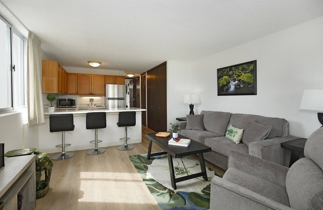 Diamond Head View Renovated Corner Unit, AC, W/D, FREE Wi-Fi & Parking!