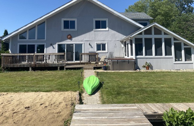 Diamond Lake Private Waterfront!