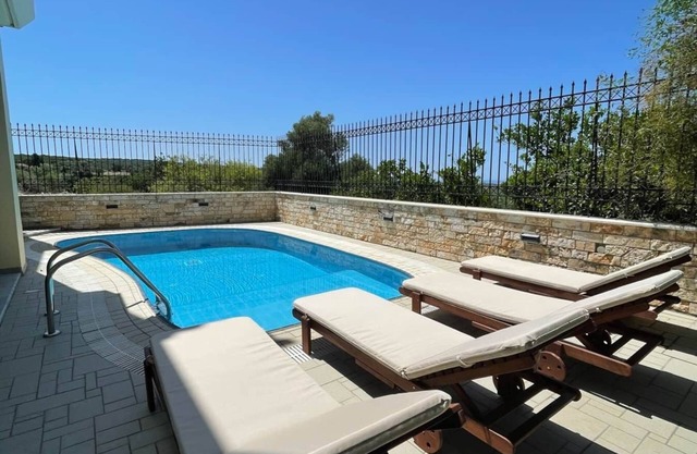 Dim Art Traditional Villa