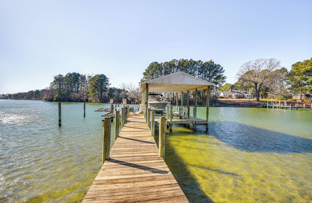 Dine Al Fresco: Reedville Home w/ Dock