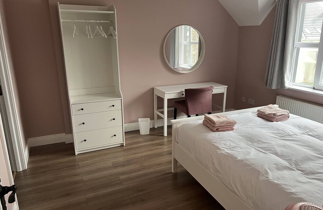 Dingle home with Conor Pass views, walking distance to town