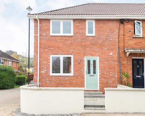 Dings House With FREE Parking In Super Central South West City Location By StayStaycations