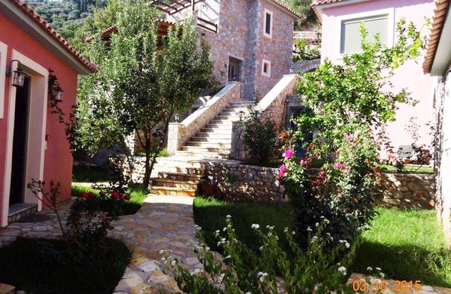DIO PENSIONES VILLA PARNONAS 3 B / R con jardín privado y PISCINA
