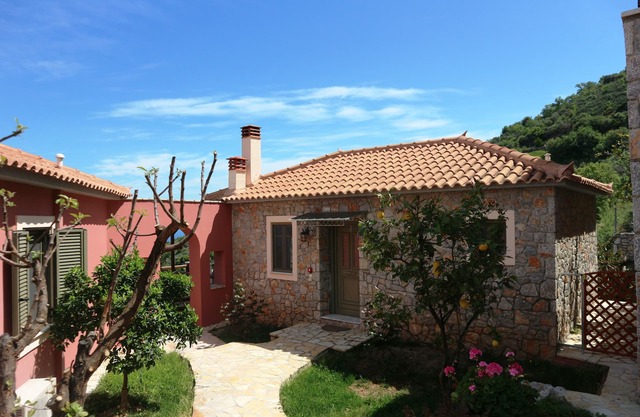 DIO GUESTHOUSES - VILLA VIGLA 3 B / R VILLA CON JARDÍN PRIVADO Y PISCINA