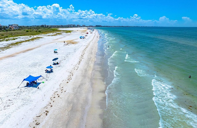 Direct Beachfront Delight by Beachside Management