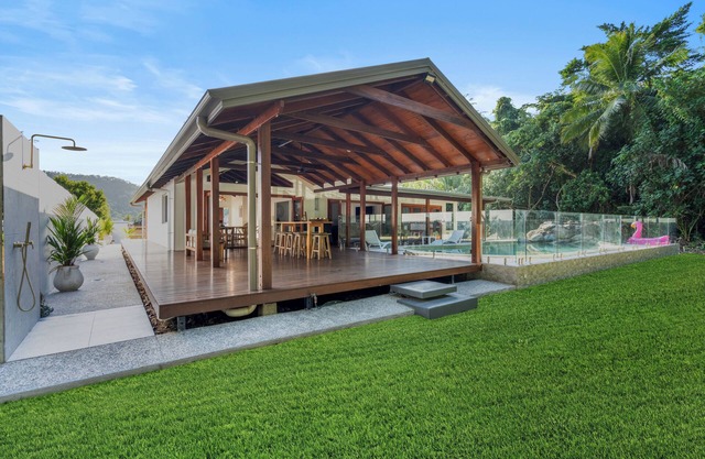 Direct Beachfront Spacious 5-bedroom villa in beautiful Wonga Beach with WIFI
