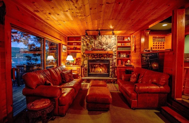 Direct Lakefront Cottage with Hot Tub
