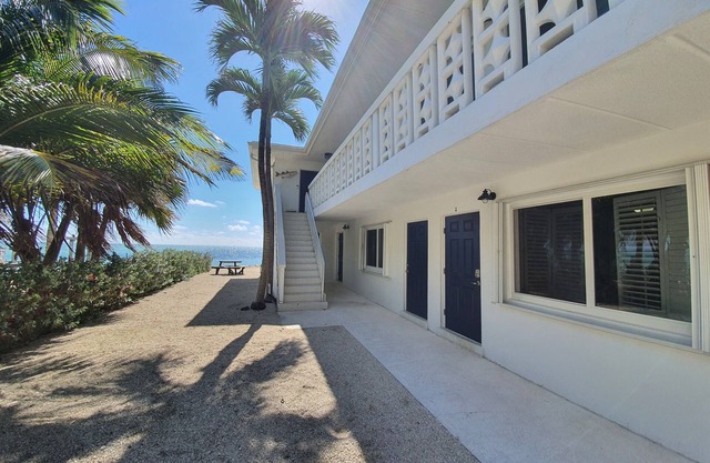 Direct Ocean Front, Beautiful Views, Close to Everything. MONTHLY RENTALS ONLY