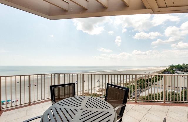 Directo OCEANFRONT Piso de esquina superior Condo con actualizaciones a montones!