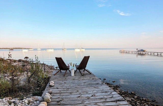 Direct waterfront on Grand Traverse Bay , firepit, grill, large yard, pet ok
