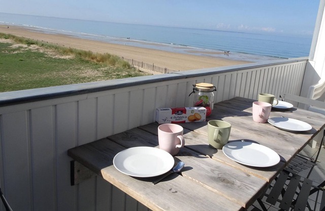 Bonito apartamento dúplex, en primera línea de playa, fantásticas vistas al mar, Jul