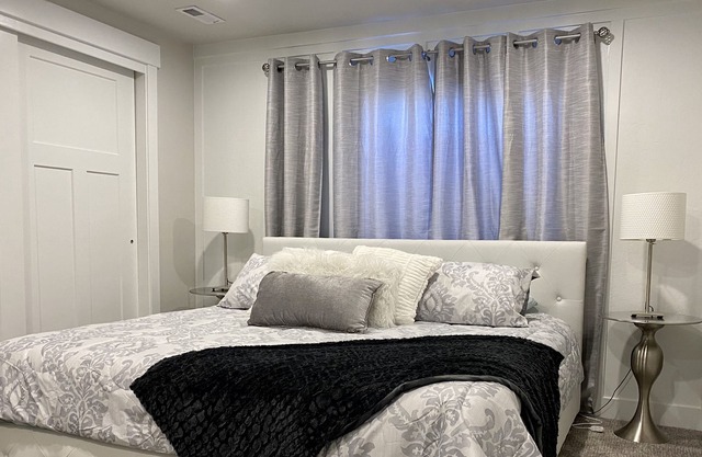 ¡Descuento!* KING SIZE Cama!* Aparcamiento en locales.
