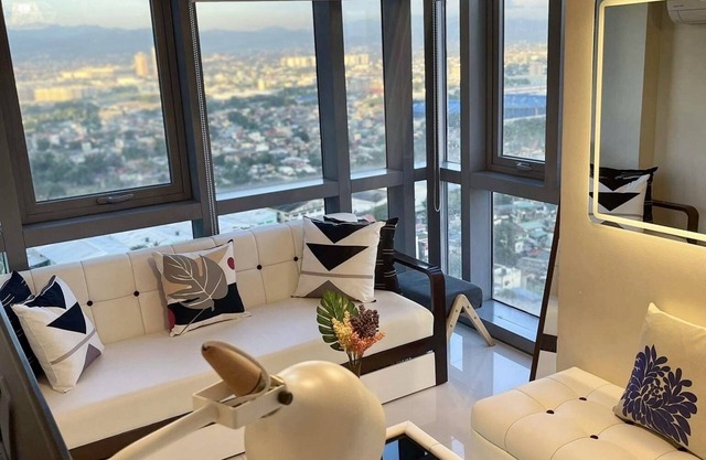Discounted | Classy 2.5BR with Pool and City Skyline View!