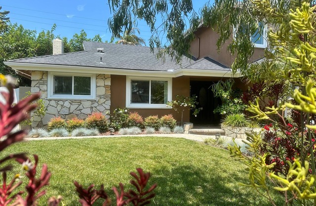 El recientemente renovado cuatro dormitorios / dos baños Shangri La!