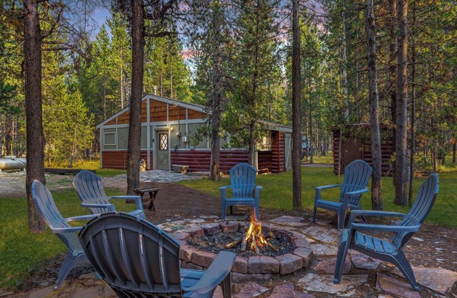 *DISCOUNTED RATES* KABINO: Dogs OK Fire Pit Fireplace Loft w/ Low Ceiling High Chair WiFi