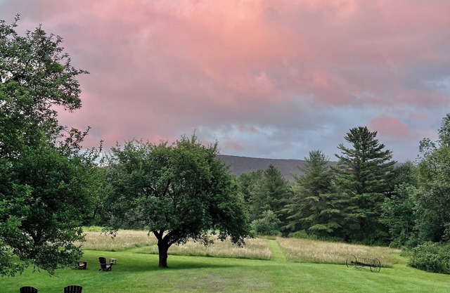 Discover AppleCreek. Newly renovated, Views, 3 miles to Tanglewood. sleeps 10.