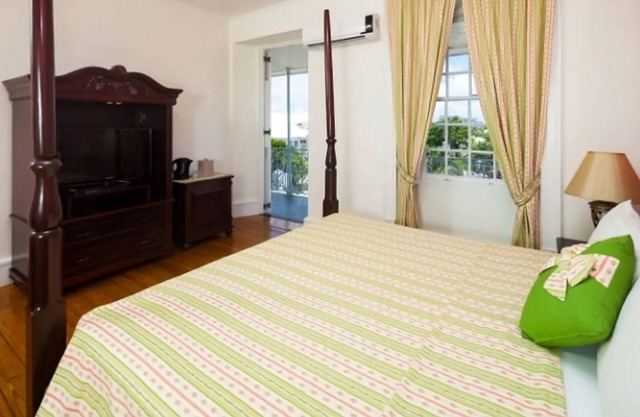 Discover Brownes Beach! Contemporary Unit w/ Balcony! Pool and FREE Parking