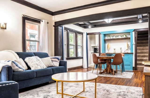 Discover Comfort & Embrace Cozy Elegance! Minutes Away from Downtown Minneapolis