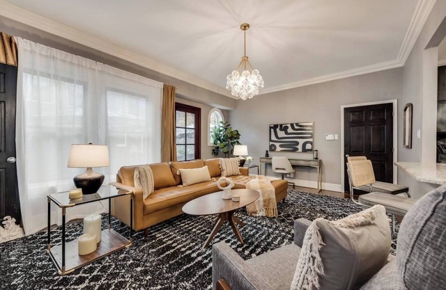 Discover Dallas charm at our 1-bedroom retreat nestled in the historic Swiss Avenue neighborhood. Enjoy a private patio, bright spaces, and a fully equipped kitchen for short or long stays. Walk tree-lined streets adorned with historical mansions.