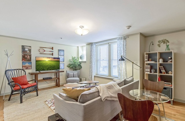 1 dormitorio con una decoración moderna en el clásico Midtown Dirección