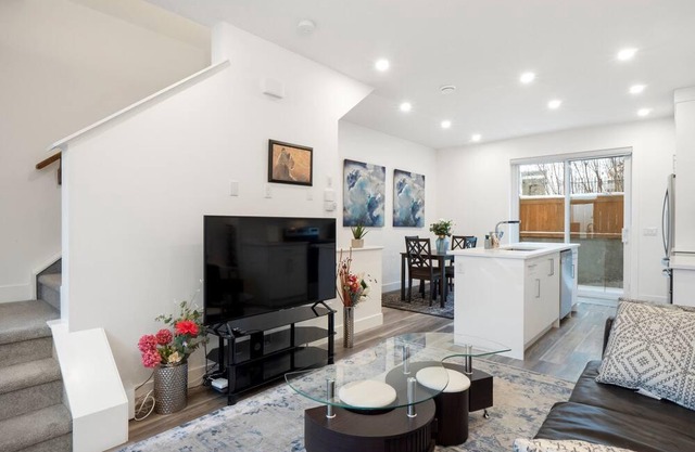 Discover Luxury With King Bed and Free Parking in Bridgeland