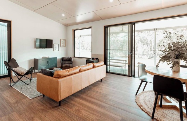 Discover Modern Cosy Bliss: Your Dream Holiday Home Near Dartmouth Dam, Victoria