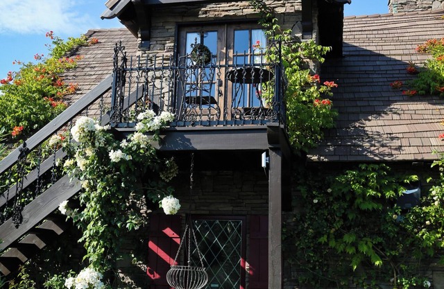 Discover the charm of wine country at the Briarwood one-bedroom apartment!