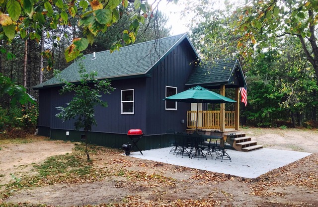 "Camp Garno" es cabaña de nueva construcción en el bosque! ¡Disfruta de senderos / caza / relajación!