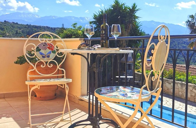Villa privada con gran piscina, aire acondicionado e impresionantes vistas a las montañas y al mar.